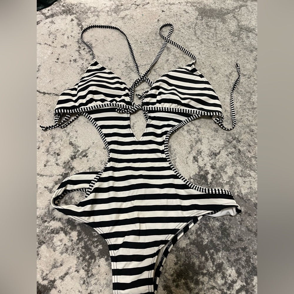Cupshe Black and White Striped One Piece Swimsuit